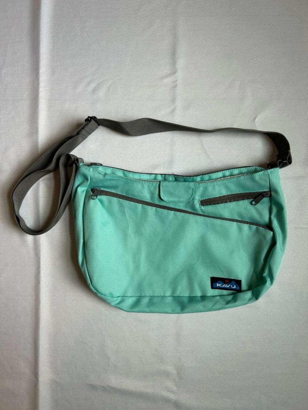 Kavu Shoulder Bag in Light Green/Grey